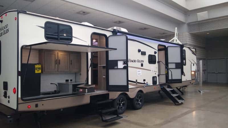 Travel trailer deployed outdoor kitchen